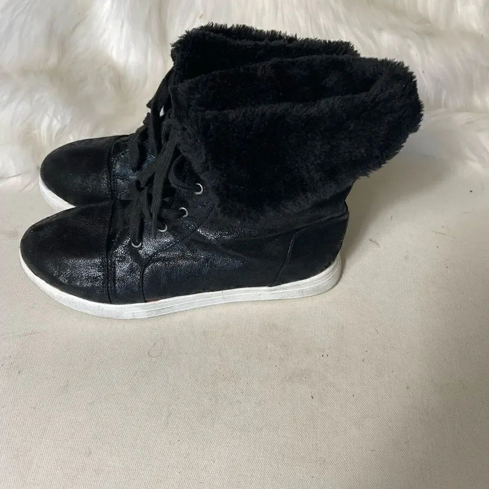 Air Walk women high top lace up black sneakers boots with faux fur top size 8